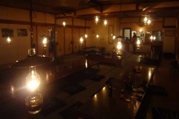 在油燈照明之下的青荷温泉，相當有日式傳統氛圍 (圖片來源／青荷温泉)