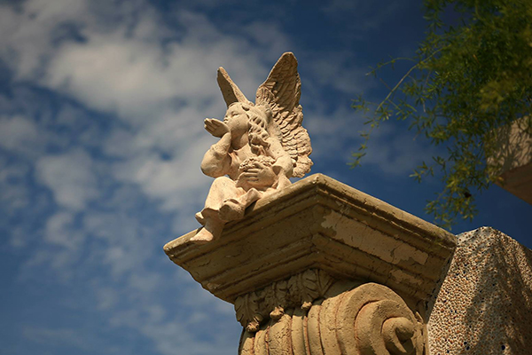 文心花園咖啡館內的歐式古典雕像 (圖片來源／文心園・花園咖啡)