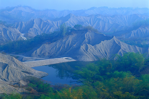 位在台南左鎮的草山月世界，為土質鬆軟荒涼的泥岩惡地奇景 (圖片來源／交通部觀光局)