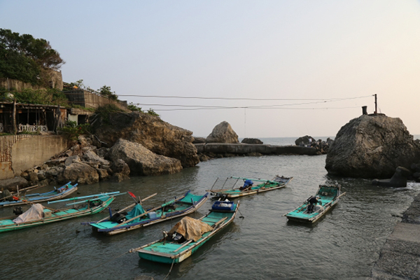 隱身在高雄柴山的秘境海灘，沿著山坡搭建的村落與蔚藍的海岸，形成景色交錯的特色景致 (圖片來源／高雄市文化局)