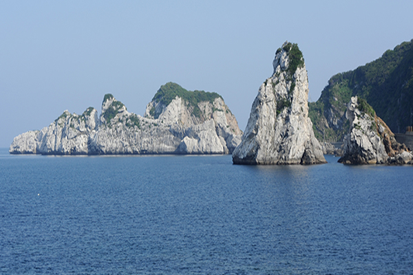 白崎海洋公園為日本最大級的水上活動勝地，因壯觀的白色石灰岩而聞名 (圖片來源／白崎海洋公園)