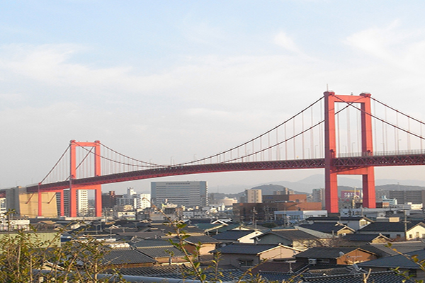 若戶大橋在建設的時候，是日本第一的吊橋，因大橋的設計及迷人的背景搭配，使得若戶大橋深受攝影愛好者歡迎 (圖片來源／Wikimedia)