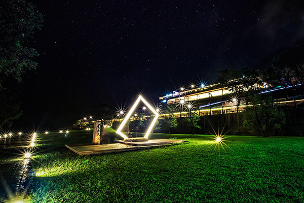 入夜的星光大地，處處可見浪漫藝術造景 (圖片來源／星月大地)