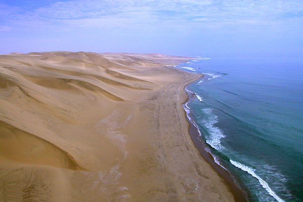 神秘金黃的沙漠緊鄰著蔚藍的海岸，沙漠與海洋的交會只有在骷髏海岸看的到 (圖片來源／Skeleton Coast Safaris)
