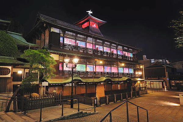 道後湯之宿Sachi，位在被認為是日本最古老的溫泉 - 道後溫泉 (圖片來源／道後 湯之宿)