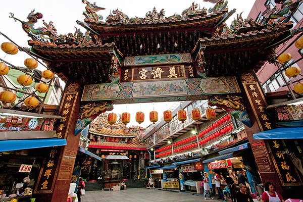 有著悠久歷史的基隆廟口，總是吸引大批民眾與觀光客的朝聖，成為台灣必訪的特色景點之一 (圖片來源／交通部觀光局)