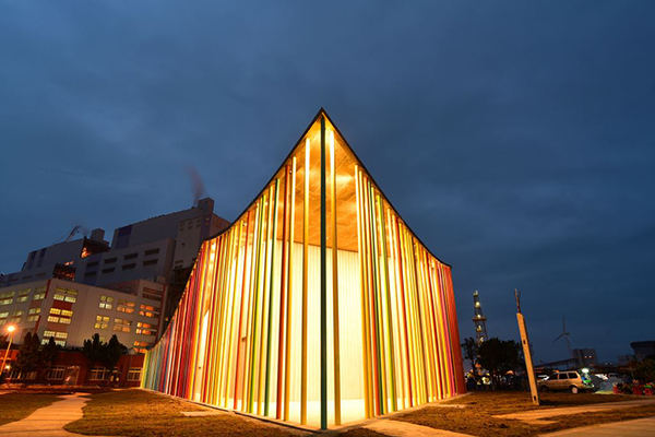 下福里市民活動中心的建築、色彩等元素設計，結合了廟宇陰陽與西方光影 (圖片來源／新北市政府)