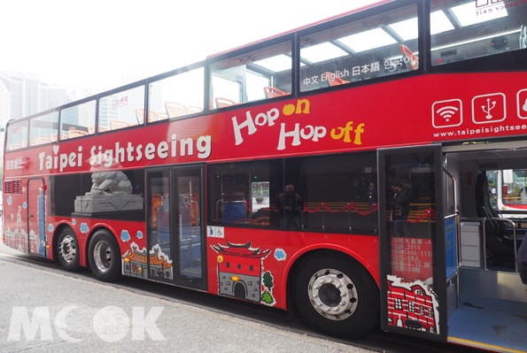 雙層巴士外觀繪有台北市人氣景點。(攝影／MOOK景點家張盈盈)
