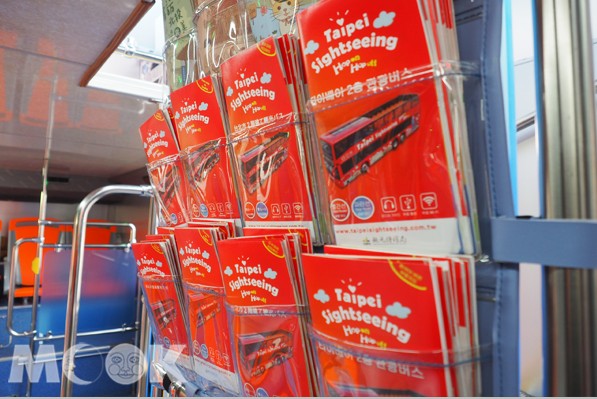 台北雙層巴士上有多國語言的導覽手冊。(攝影／MOOK景點家張盈盈)