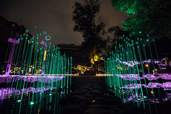 2017新竹過好年利用樹燈向上照明、以光引導路徑、營造如詩夜景等等手法來襯映護城河 (圖片來源／2017新竹過好年)