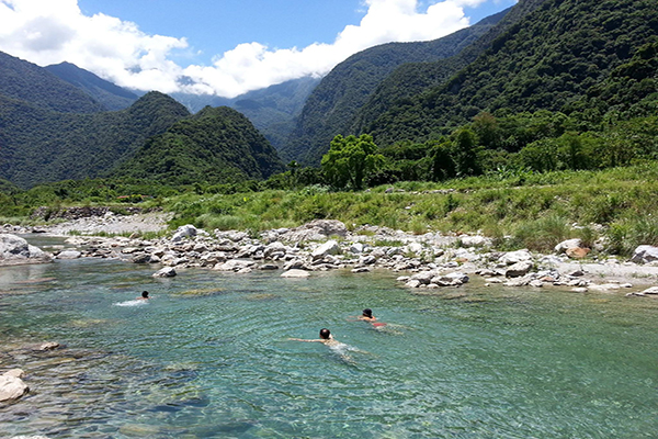 鹽寮民宿可欣賞山谷溪流美景與玩樂 (圖片來源／鹽寮民宿)