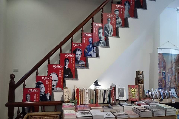 Bookstore 1920s店內的階梯擺設，皆為1920年代的重要著作 (圖片來源／Bookstore 1920s)
