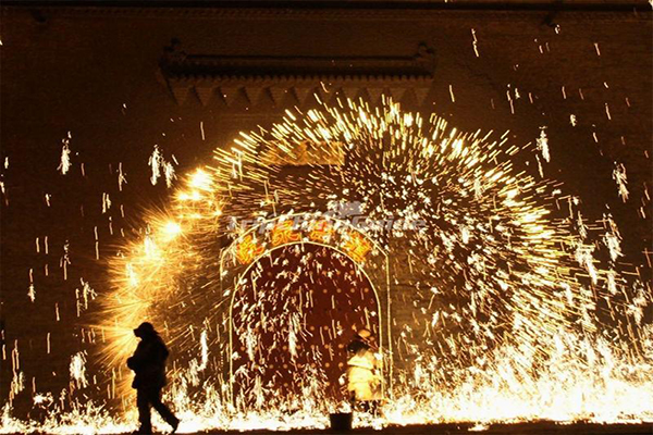 中國張家口的暖泉古鎮每年春節都會有中國式焰火的表演 (圖片來源／Trip China Guide)