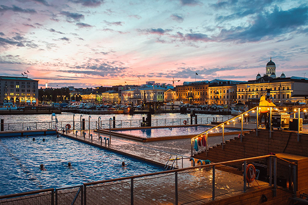 位在芬蘭赫爾辛基市的阿拉斯海水泳池，這裡有歷史悠久的三溫暖桑拿，農曆新年期間可以來此地泡三溫暖洗滌心靈 (圖片來源／Allas Sea Pool)