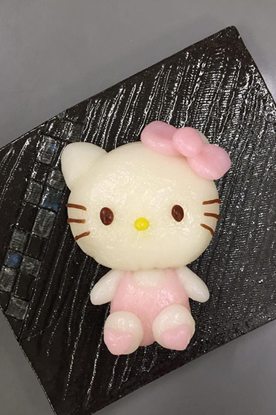 山正製菓公司推出的Hello Kitty造型年糕 (圖片來源／おもちくらぶクリエイト)