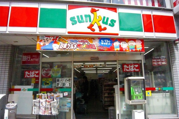 Sunkus便利商店在日本分店廣布，方便持金融卡的台灣旅客使用跨國提領服務。(圖片來源／原宿情報)