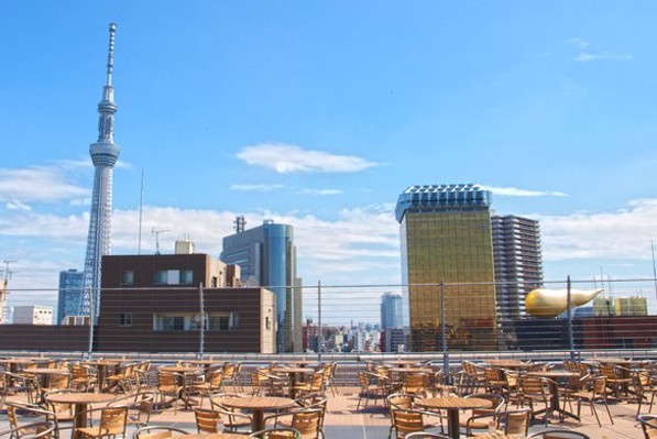 淺草EKIMISE屋頂餐廳可清楚眺望東京晴空塔與朝日啤酒大樓的啤酒泡沫。（圖片來源／tokyo-skytree-navi）