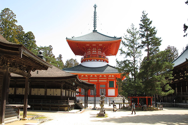 高野山為國內外觀光客間最有人氣的宿坊，高野山被登錄為世界遺產，擁有超過一百座的寺廟，觀光客能入住的宿坊就多達30間之多 (圖片來源／高野山)