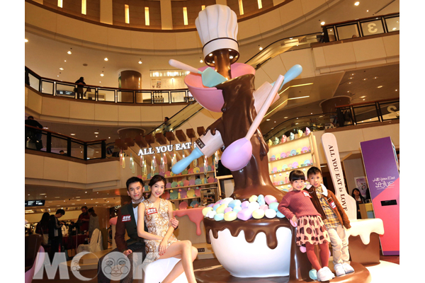 海港城精心烹調一杯巨型綿花糖巧克力，讓民眾感受巧克力的甜蜜及幸福之味。(圖片提供/香港海港城)
