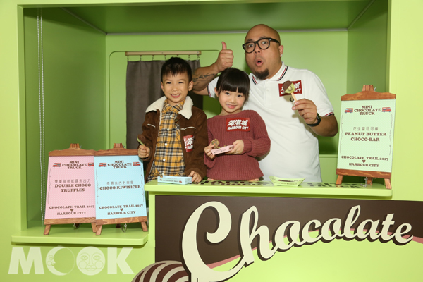 泰山設計巧克力創新口味，由親子義工於各兒童美食車上義賣。(圖片提供/香港海港城)