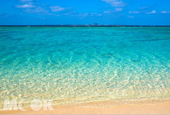 沖繩擁有許多天然美麗沙灘海景，是許多遊客心中絕佳度假勝地。(圖片提供／沖澠縣觀光會議局)