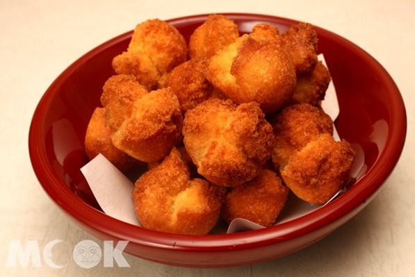 沖繩傳統甜點「サーターアンダギー」是一種用油炸的麵製點心，到沖繩遊玩別錯過品嘗的機會。(圖片提供／沖澠縣觀光會議局)