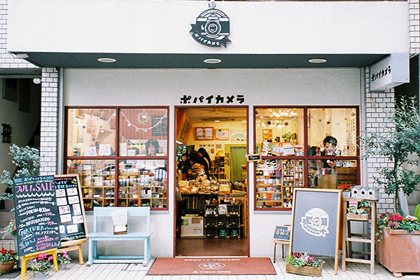 ポパイカメラ為相機迷必逛專業雜貨店，在自由之丘開業已近80年歷史的老店。店裡有各類相機相關雜貨商品 (圖片來源／ポパイカメラ)