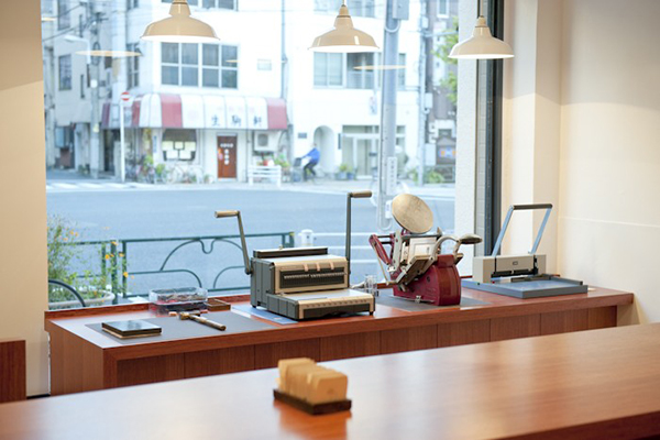 Kakimori是間會讓文具迷瘋狂的店家，Kakimori是以顧客任選的素材訂做成筆記本的知名文具店 (圖片來源／Kakimori)
