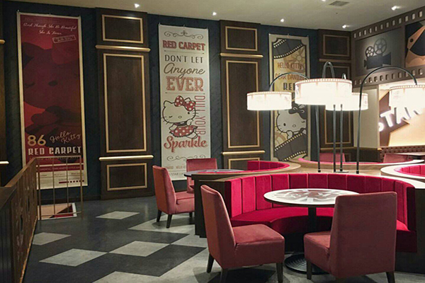 Hello Kitty Red Carpet美式餐廳的舒適沙發區 (圖片來源／威秀影城粉絲團)