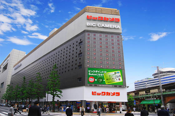 位在JR有樂町車站附近的BIC CAMERA有樂町店，斗大的建築物內全是家電商品 (圖片來源／ビックカメラ 有楽町店)