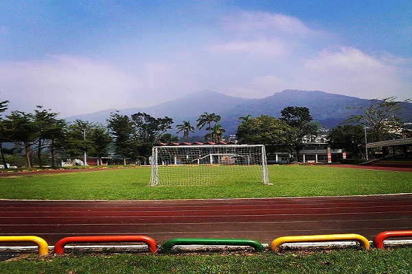 北葉國小除了七彩的校園積木建築外，操場上也可見彩色造景 (圖片提供／IG：chaoaron)