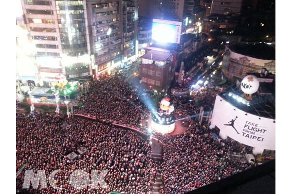 台北燈節透過空拍呈現主展演區燈光秀的磅礴氣勢。(圖片提供／台北市政府觀傳局)