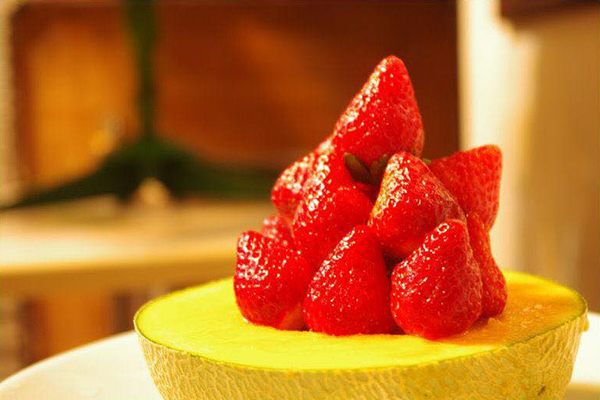 泰成水果店冬季必吃的哈密瓜草莓三層塔 (圖片來源／泰成水果店)