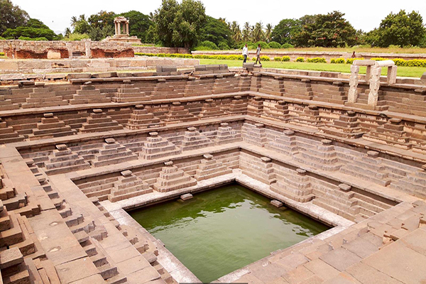 王后階梯井為古代的蓄水池，是作為一個從地表到地下的反向神廟而修建的，為表現水的聖潔 (圖片來源／Charukesi Ramadurai)