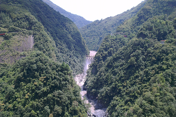 榮華壩雖然只是攔砂壩，卻是一座雙向彎曲變厚度混凝土拱壩，是目前台灣僅有的四座拱壩之一 (圖片來源／Wikipedia)