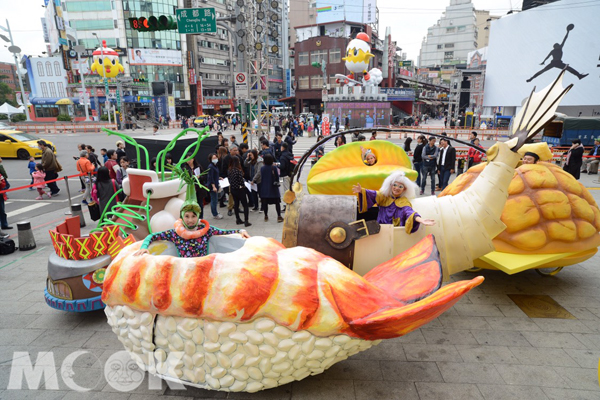 2月11日西城嘉年華大遊行將出動菠蘿油包、楊桃冰、蝦握壽司等特色花車。(圖片提供／台北市政府觀傳局)