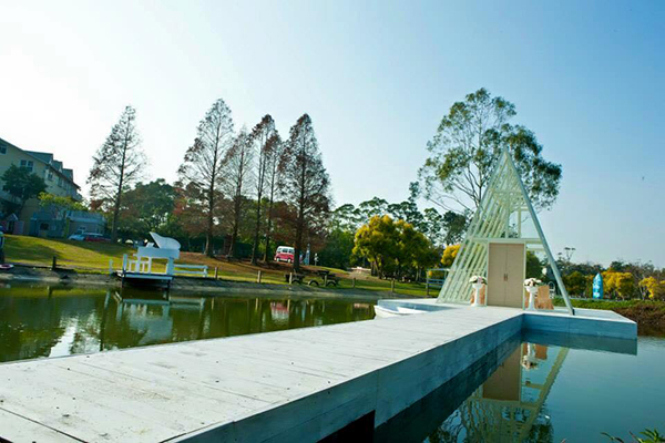 富田花園農場有異國風情的水晶教堂與湖畔池央的白色三角鋼琴 (圖片來源／富田花園農場)