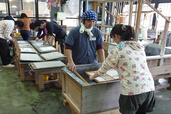 小川町的小川町和紙體驗學習中心，提供能讓大家輕鬆體驗制作小川和紙的活動 (圖片來源／小川和紙)