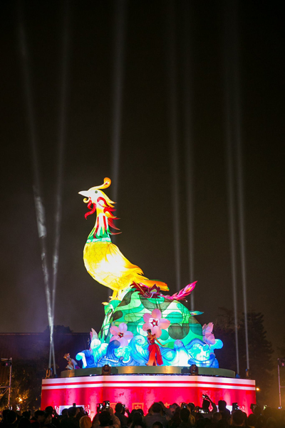 12 米高的百鳥之王主燈「鳳凰花開」。(圖片來源／台中市政府觀光旅遊局)
