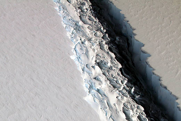 NASA空拍 – 南極洲裂谷 (圖片來源／NASA)