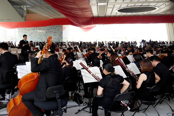 大港花火秀最終場節目加碼，高雄市交響樂團現場配樂演奏。 (圖片來源／高雄市觀光局)