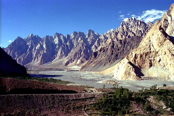 世界海拔最高的公路，喀喇昆崙公路穿越了山脈與峽谷，連結了中國新疆與巴基斯坦，氣象變化瞬間，常會突如其來的暴雨、濃霧及風雪等 (圖片來源／Wikipedia)