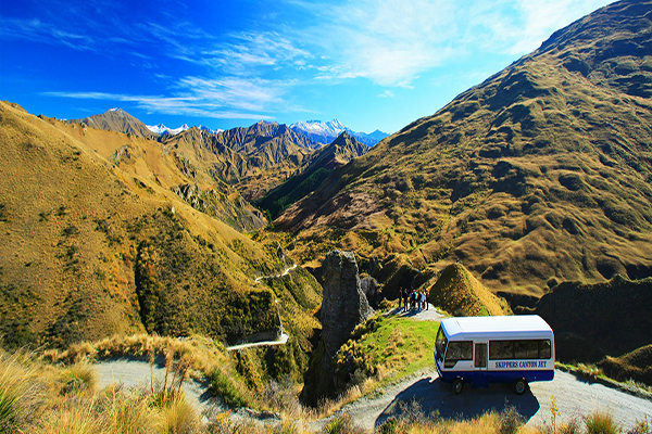 位在紐西蘭被稱為死亡之路的船長峽谷公路，這裡同時也是旅遊勝地 (圖片來源／Skippers Canyon Jet)