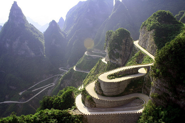 中國的天門山公路，長達11公里，以99個急彎著名 (圖片來源／張家界旅遊)