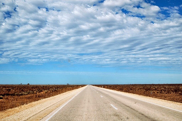 澳洲艾爾公路長達1675公里，穿越了澳洲最荒蕪的無人區，恍如現實版的《瘋狂麥斯》道路 (圖片來源／Amusing Planet)