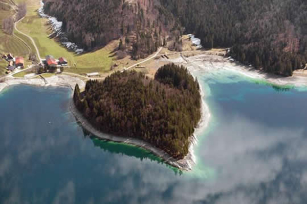 德國 - Lake Walchensee，坐落於德國最深的湖之一的Lake Walchensee，常吸引眾多觀光客前來浮潛、玩風帆 (圖片來源／Findaboat)
