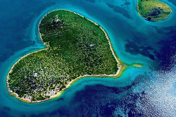 克羅埃西亞 - 加勒斯恩傑克島，位在亞得里亞海上，原本島主並未開放給遊客，由於成千上萬的信不斷寄送給島主，之後也終於開放，也被譽為世界最美心形島嶼 (圖片來源／Pastbook)