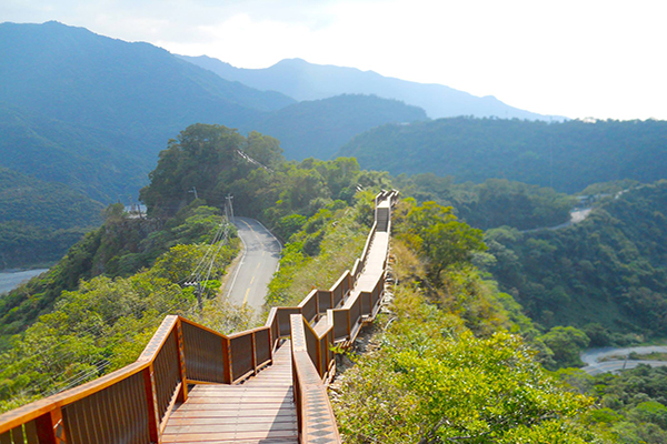 茂林國家風景區的龍頭山，有一座沿著山稜線建造的小長城步道 (圖片來源／茂林國家風景區)