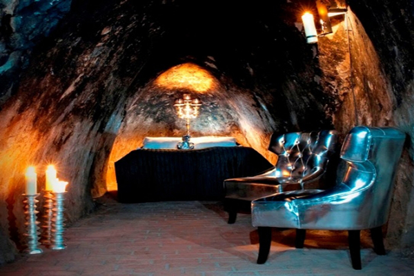 Sala Silvermine飯店的礦工套房，整個房間內只有一張床、餐桌、椅子跟蠟燭，充滿神祕氛圍 (圖片來源／Sala Silvermine)