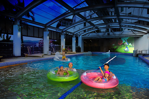 大地酒店的星光電影院，可以親子同樂玩水與觀賞影片 (圖片來源／大地酒店)